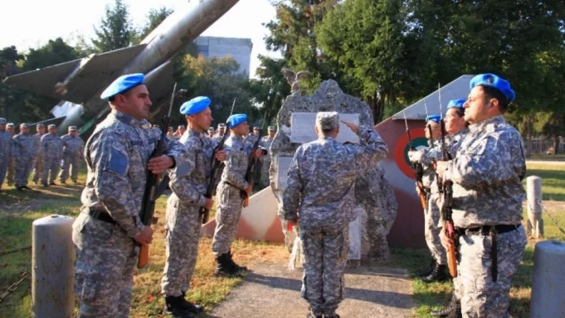 Наградиха служители на ВВУБ „Георги Бенковски“ за бойния празник на авиацията