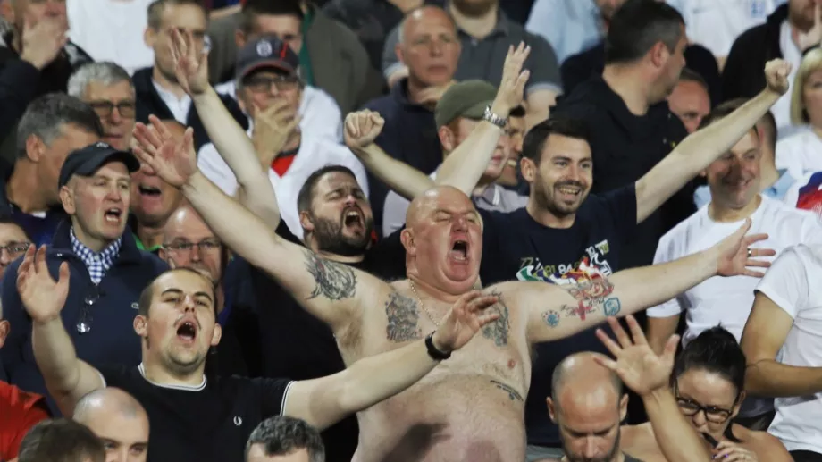 Фенове на Англия и Косово пяха "F*** Serbia", придружено с нацистки поздрави