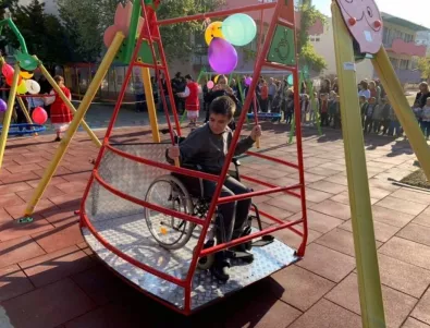 Във Враца откриха първата площадка за деца с увреждания в региона (СНИМКИ)