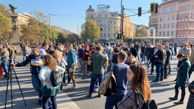 Жандармерията се опитала да мине директно през протестиращите на Орлов мост (ВИДЕО)