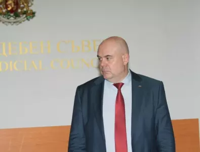 Съдил Гешев за дискриминация трябва да плаща и на адвоката му, и такси за ЧСИ