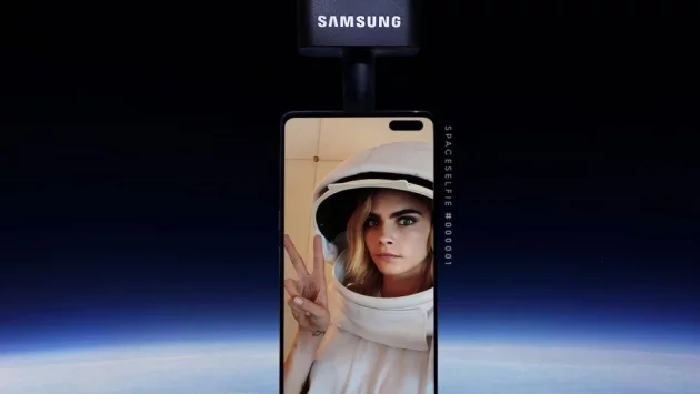 Космическо селфи пътешествие със Samsung