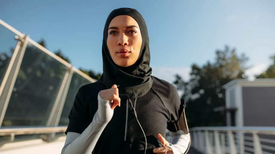 ВИДЕО: Хиджабът на футболистка падна, съперничките ѝ сториха нещо изумително
