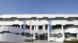 {{ otherArticle[0].article.title }}