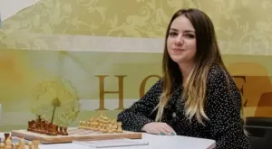 Нургюл Салимова се бори, измъкна се от "клопка" от руски гросмайстор и продължава да мечтае на финала за Световната купа (ВИДЕО)