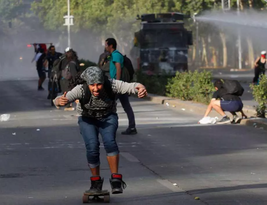 Чили ще разследва полицаите за ненужно насилие срещу демонстранти 
