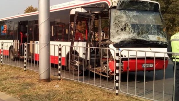 Автобус от градския транспорт в Пловдив катастрофира (СНИМКА)