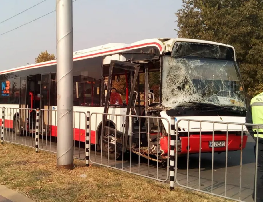 Автобус от градския транспорт в Пловдив катастрофира (СНИМКА)