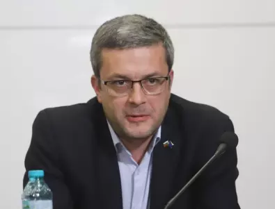 Тома Биков постави въпроса гласува ли депутат на Слави с чужда карта, но изглежда обърка човека