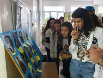 Ученици от Руската гимназия в Бургас почетоха Деня на народните будителите