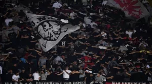 Капитанът на Айнтрахт помете противников треньор и бе изгонен (ВИДЕО)