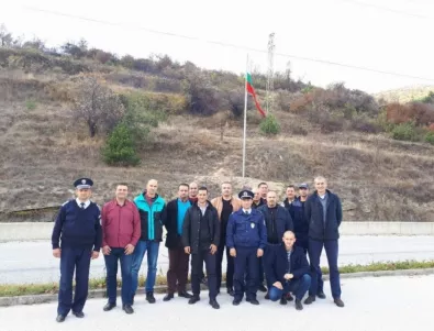 За празника си полицаи от Чепеларе издигнаха пилон с българския трибагреник