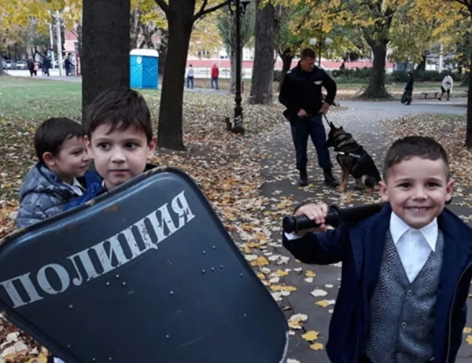 Старозагорски малчугани поздравиха полицаи за празника (СНИМКИ) 
