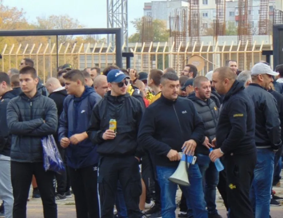 Протести пред недостроения стадион "Ботев" в Пловдив (СНИМКИ)