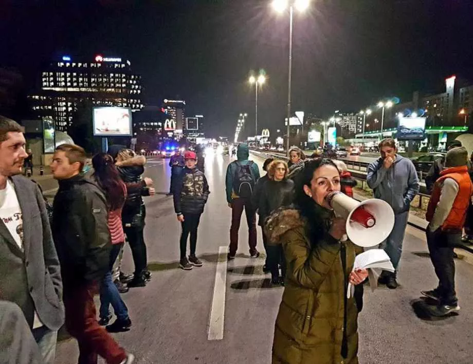 Протестиращи блокираха "Цариградско шосе", искат оставката на здравния министър (СНИМКИ)