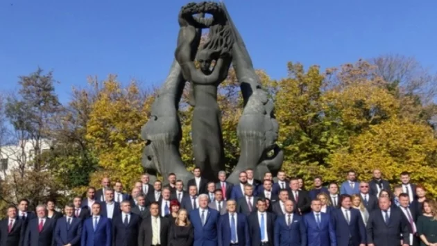 Местната власт в Пловдив се закле, новият кмет влезе в Общината с литийно шествие (ВИДЕО)