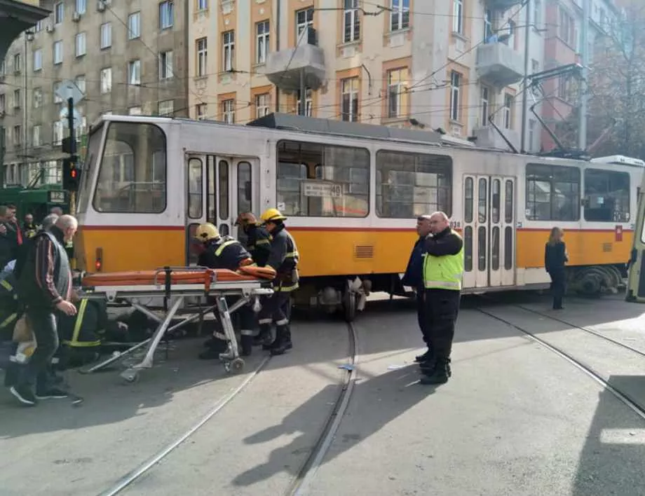 Официално лице за трамвайната катастрофа в София: Ватманите трябва да чистят стрелките