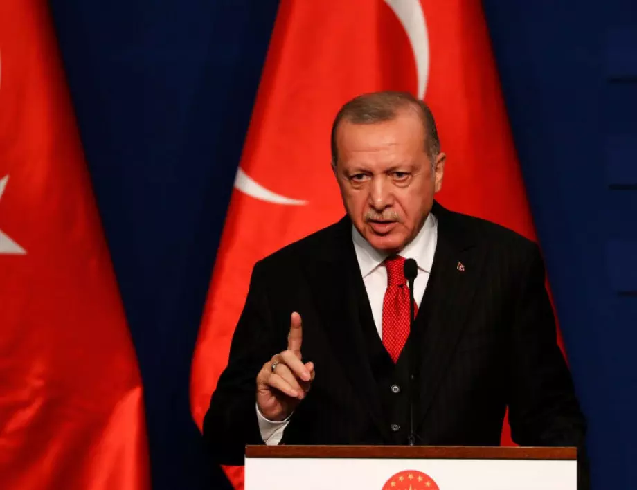 Критики към Ердоган заради масовото струпване на хора на конгрес на партията му