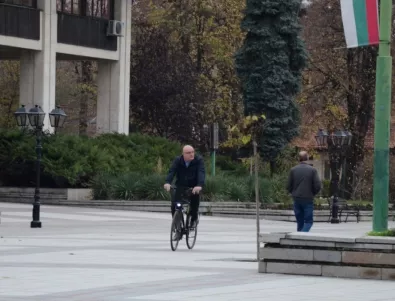 Кметът на Видин ходи на работа с колело