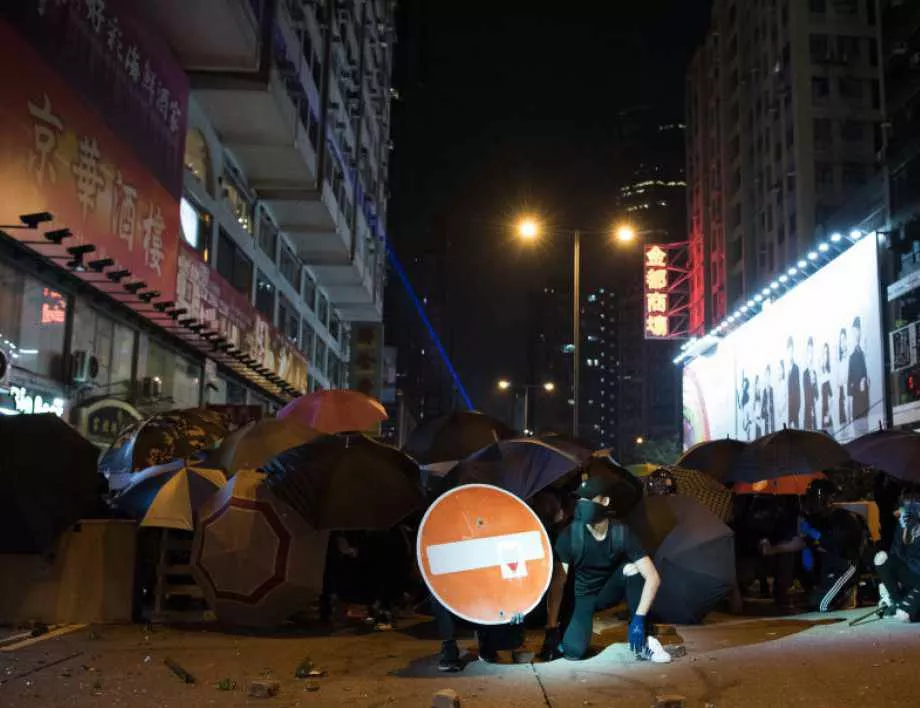 Протестиращите в Хонконг се барикадират, използват катапулти и стрели срещу полицията 