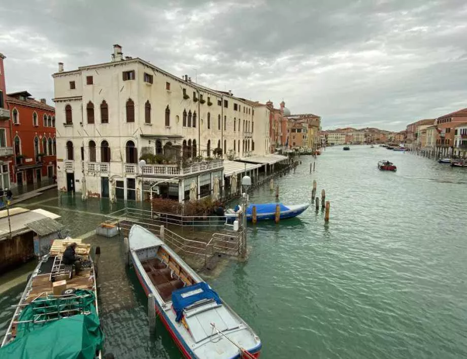 Регионалният съвет на Венето бе наводнен, минути след като отхвърли план за борба с изменението на климата