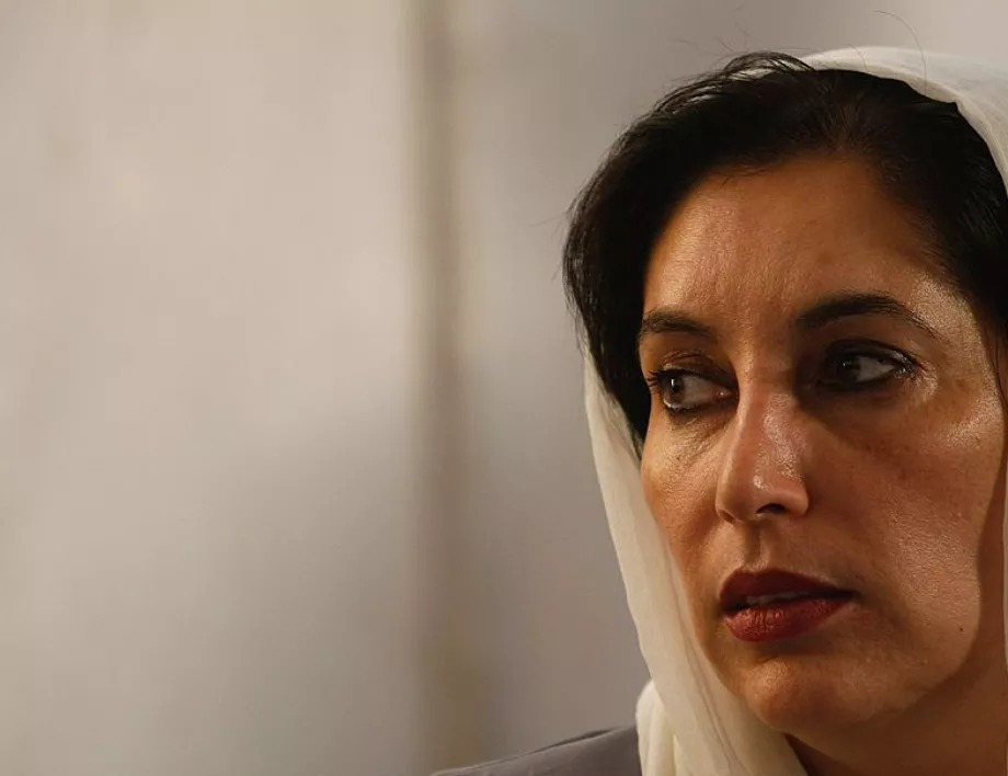 Беназир Бхуто е избрана за министър-председател на Пакистан