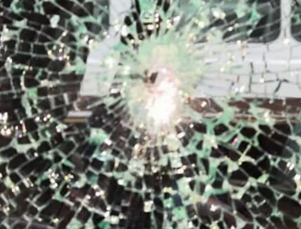 Изстрел в стъклото на автобус и спукани гуми - срещу политици от Видин (СНИМКИ)