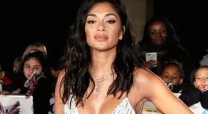 Шерцингер съвсем полудя - навря гърдите си в лицето на мъж (ВИДЕО)