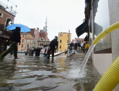 Един загинал и 11 изчезнали в наводнения в Северна Италия 