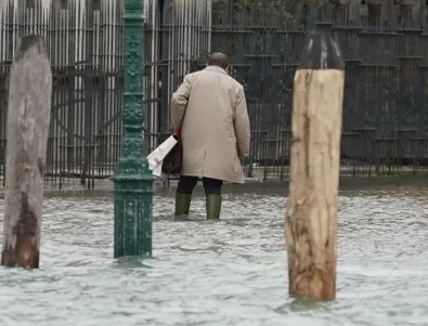 Проливни дъждове отново удариха Венеция, наводнения взеха жертви във Франция