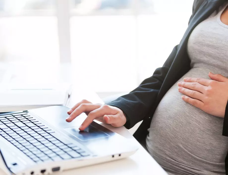 Специалист: Ваксините срещу COVID-19 не вредят на бременните жени
