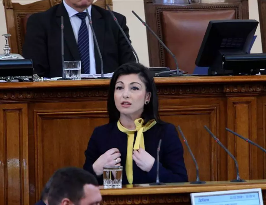 БСП с унищожителни критики към управляващите за социалната сфера, Сачева отрича да бездейства