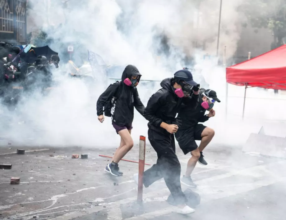 Полицията в Хонконг разпръсна протестиращите със сълзотворен газ  