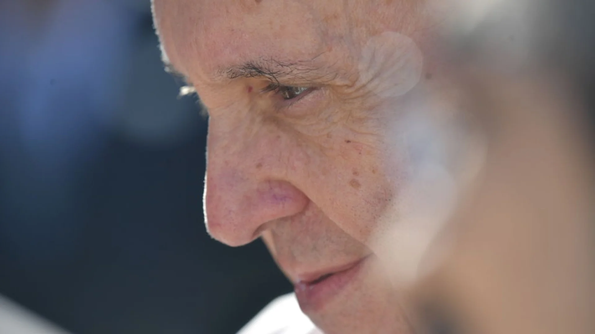 "Мъртъв поглед в небитието": Свещеник не харесва очите на папа Франциск