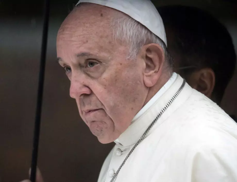 Папата под заплаха от коронавирус - има заразени гвардейци