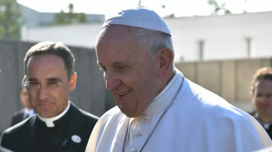 Папа Франциск бе изненадан с тениска на свой сънародник в Манчестър Юнайтед (СНИМКА)