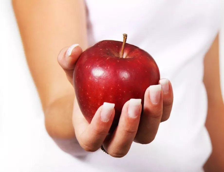 Защо не е полезно да ядете ябълка веднага след хранене
