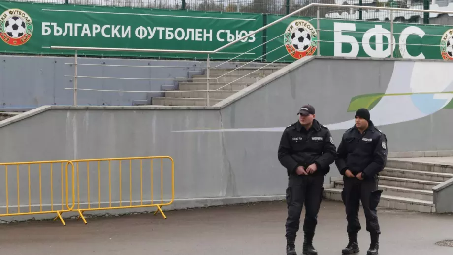 От БФС призоваха Борисов, Кралев и Ангелов да не спират футбола у нас