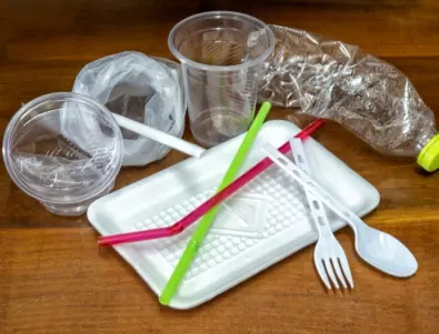 Франция спира пластмасовите опаковки при храните и унищожаването на текстил 
