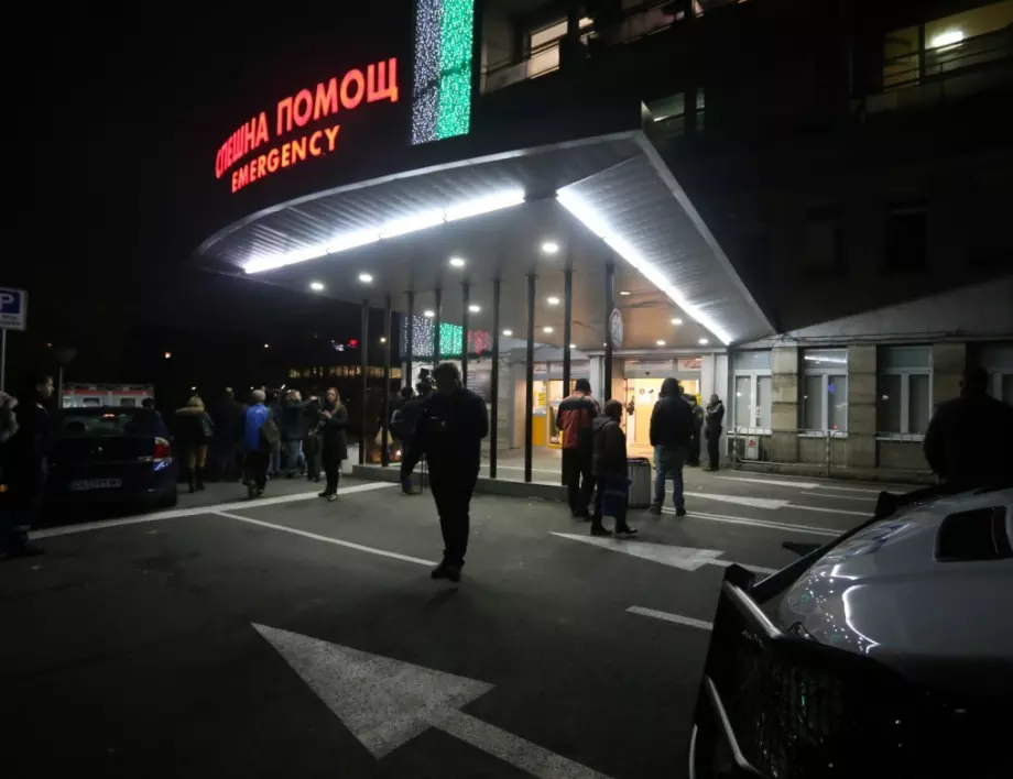 Опашка пред "Пирогов": Медици и работещи в болницата са без зелен сертификат*