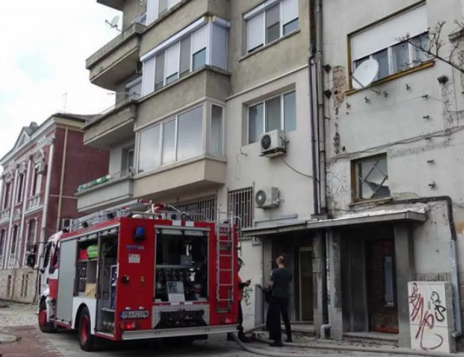 Мистериозен пожар в центъра на Пловдив (ВИДЕО)