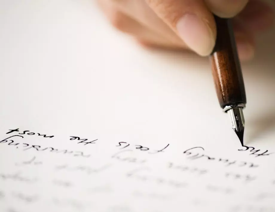 За Гинес: Момиче пише с две ръце 45 думи в минута