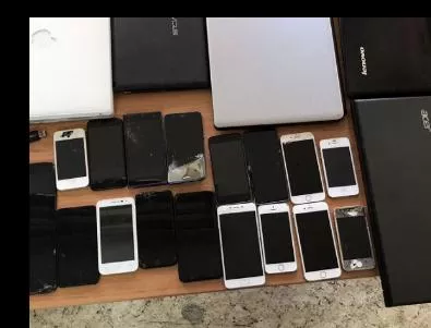Лаптопи и мобилни телефони откри полицията в домовете на трима мъже