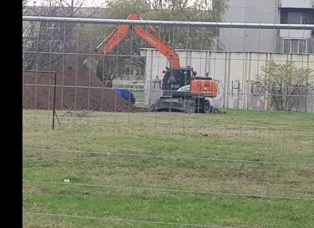 Напрежение: Техника влезе в спорен терен в Пловдив, граждани искат да остане зелена площ