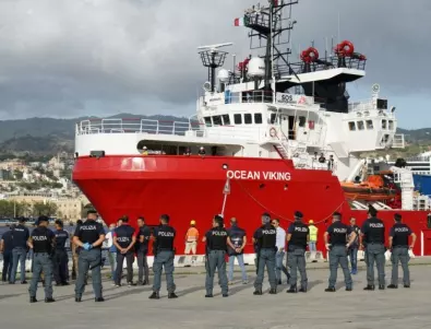 Кораб, спасил 572 мигранти, търси приемно пристанище в ЕС 