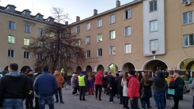 Закриват центъра за бездомни в "Захарна фабрика" след протест