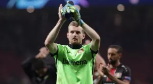 Стражът на Байер загубил лещата си и пазил 20 минути срещу Байерн без да вижда