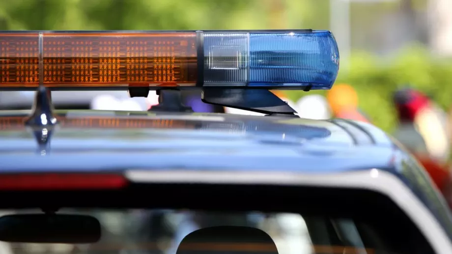 В патрулката: Мъж от плевенско село ритна полицай и захапа друг