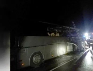 Автобус с 50 души се запали край Бургас