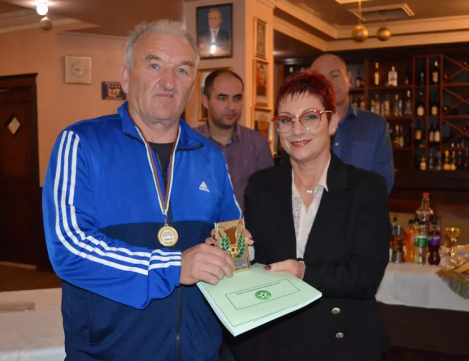 Кметът на Тетевен награди победителите от 14-ия Международен турнир по футзал за ветерани 